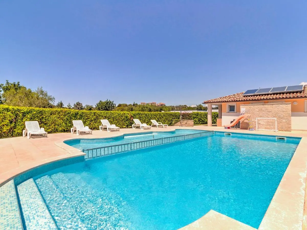Beautiful Mobile Home In Banjole With Swimming Pool Vakantiehuis