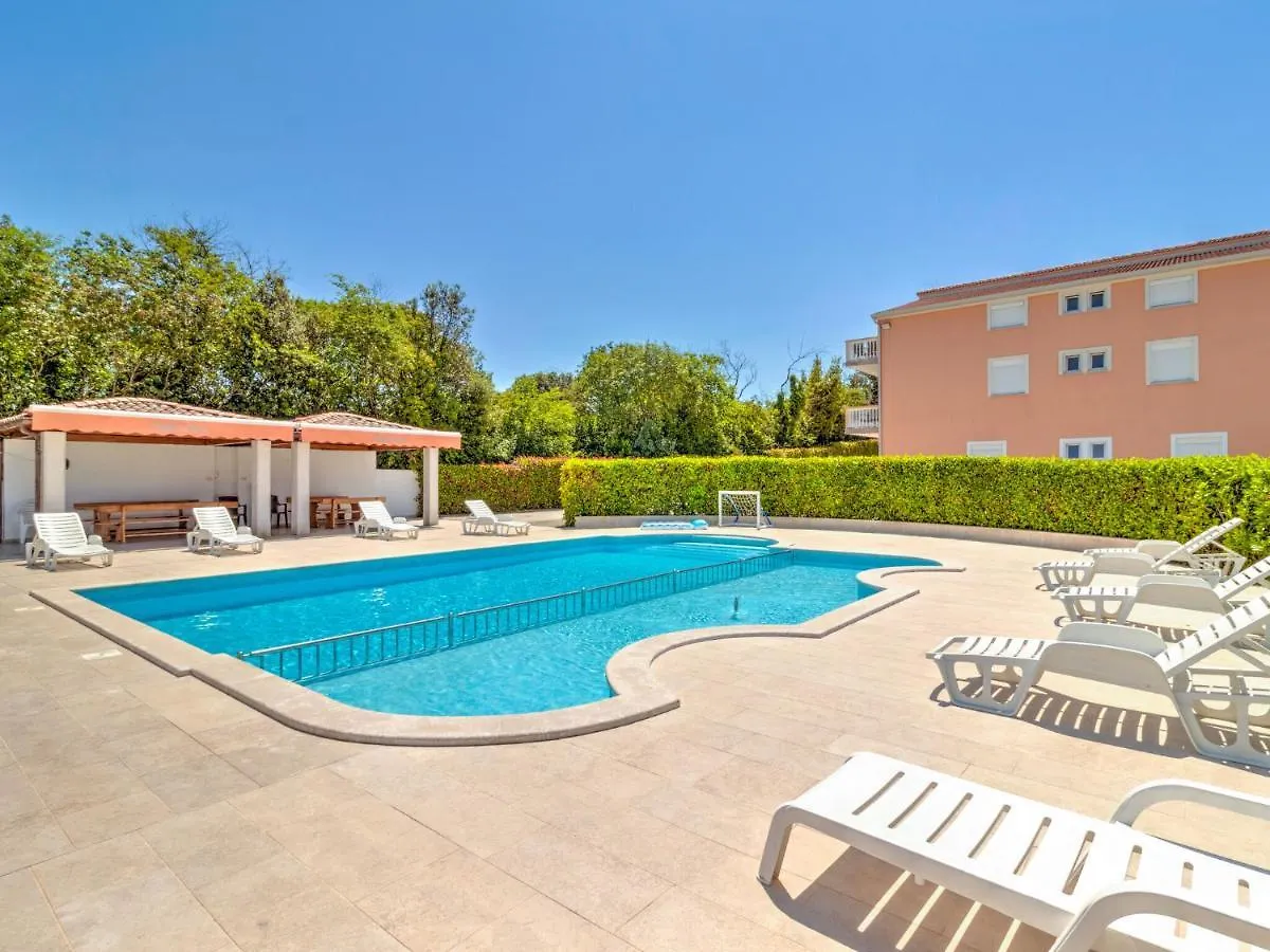 Beautiful Mobile Home In Banjole With Swimming Pool