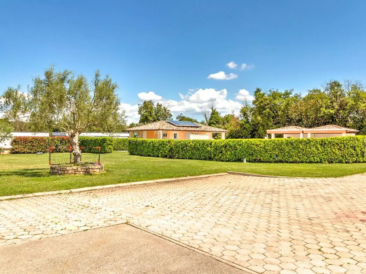 Vakantiehuis Beautiful Mobile Home In Banjole With Swimming Pool