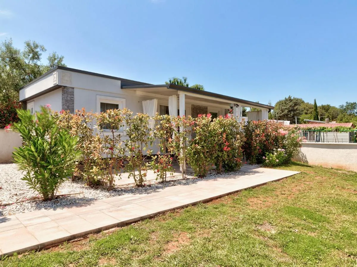 Beautiful Mobile Home In Banjole With Swimming Pool 0*,