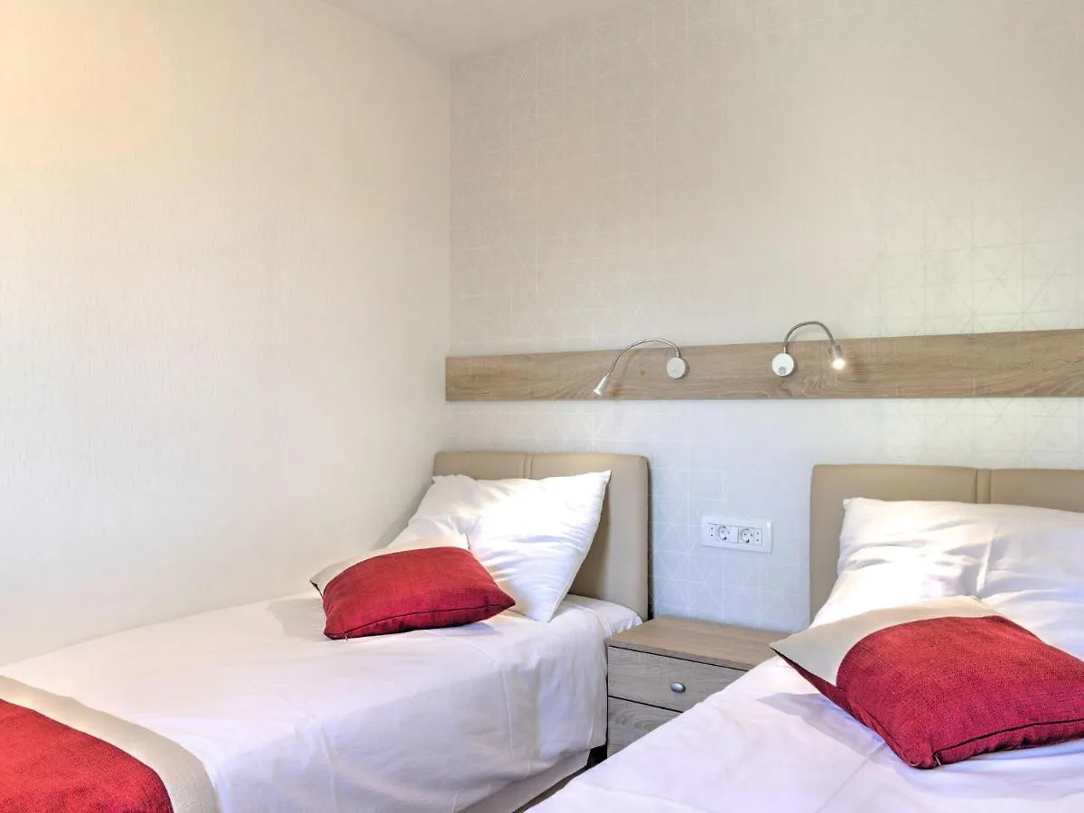 Beautiful Mobile Home In Banjole With Swimming Pool Vakantiehuis