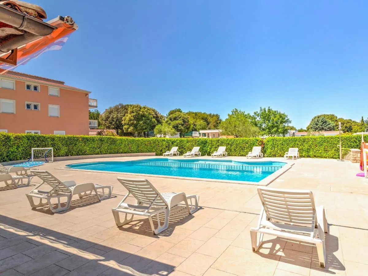 Vakantiehuis Beautiful Mobile Home In Banjole With Swimming Pool Kroatië