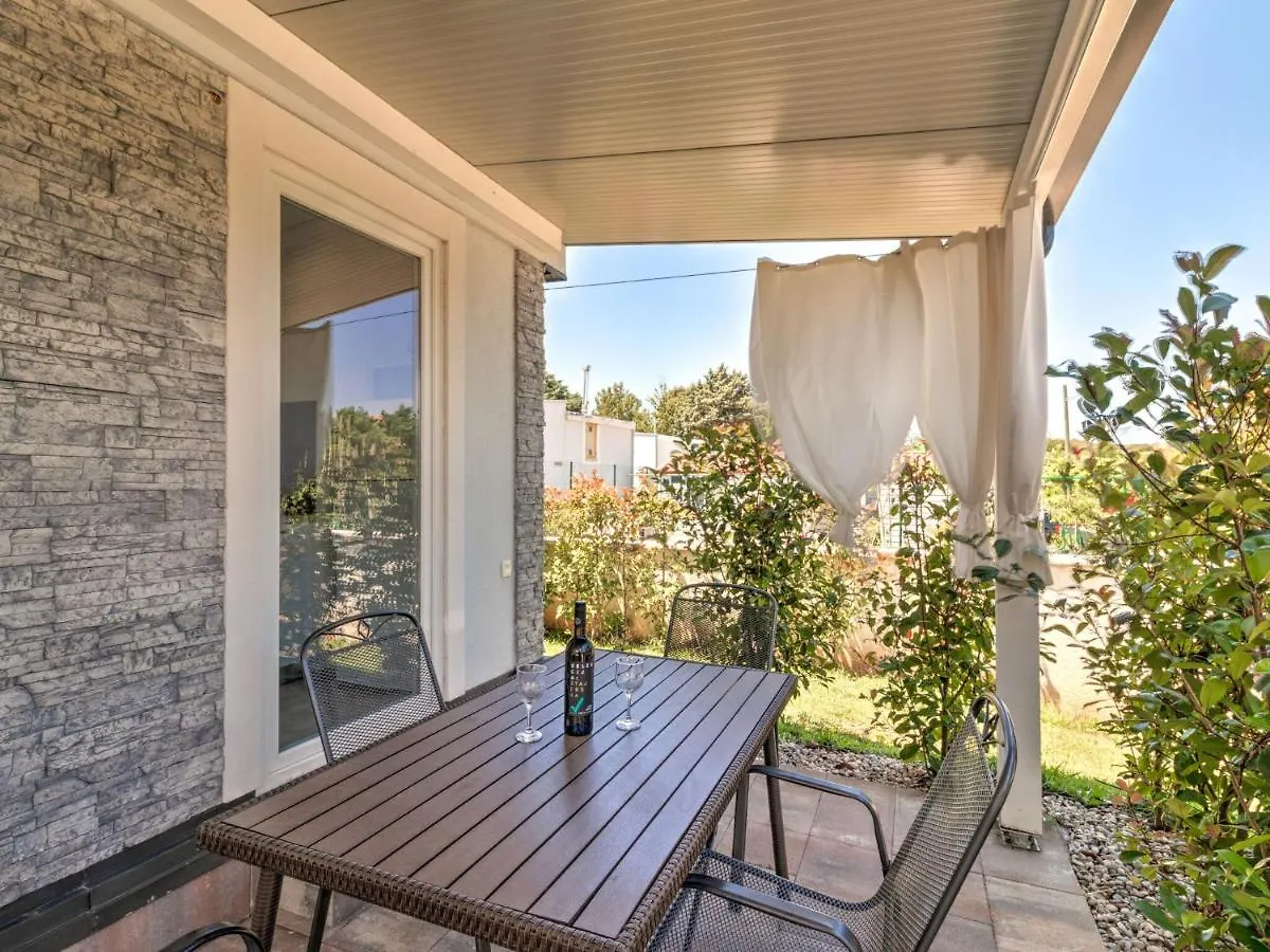 Beautiful Mobile Home In Banjole With Swimming Pool Vakantiehuis