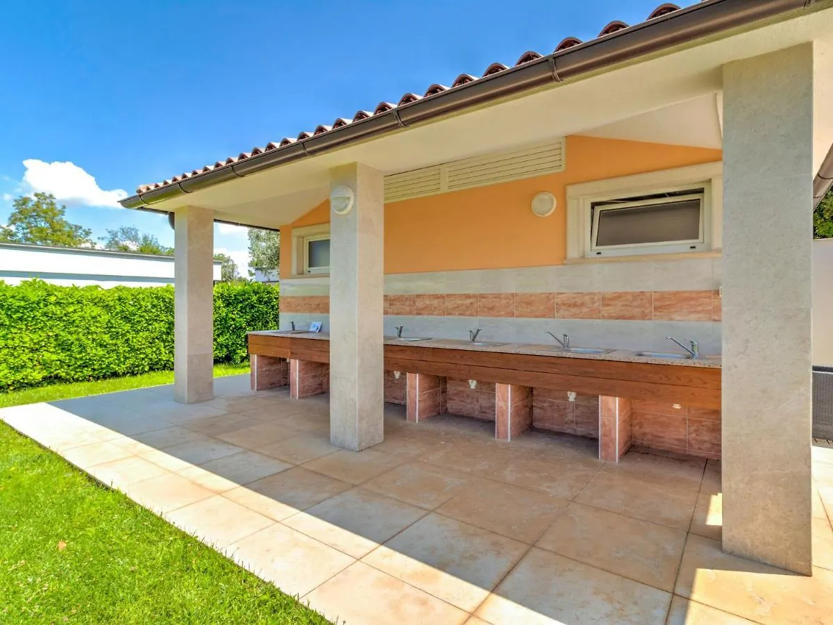 Beautiful Mobile Home In Banjole With Swimming Pool