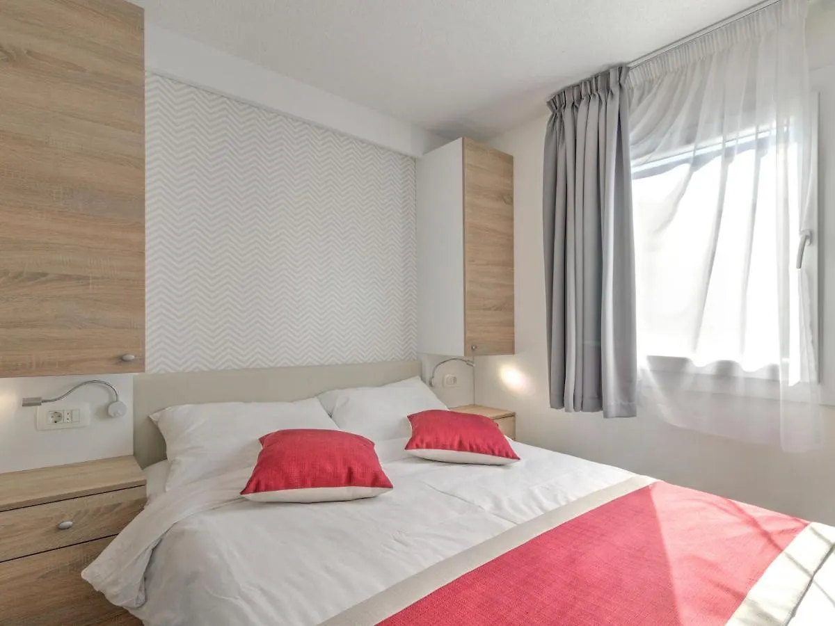 Vakantiehuis Beautiful Mobile Home In Banjole With Swimming Pool
