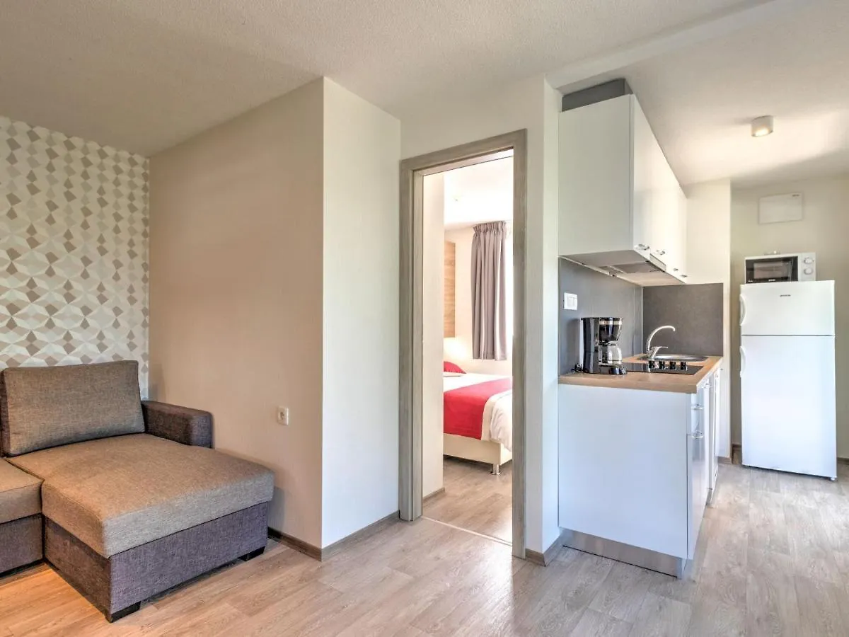 Beautiful Mobile Home In Banjole With Swimming Pool Vakantiehuis