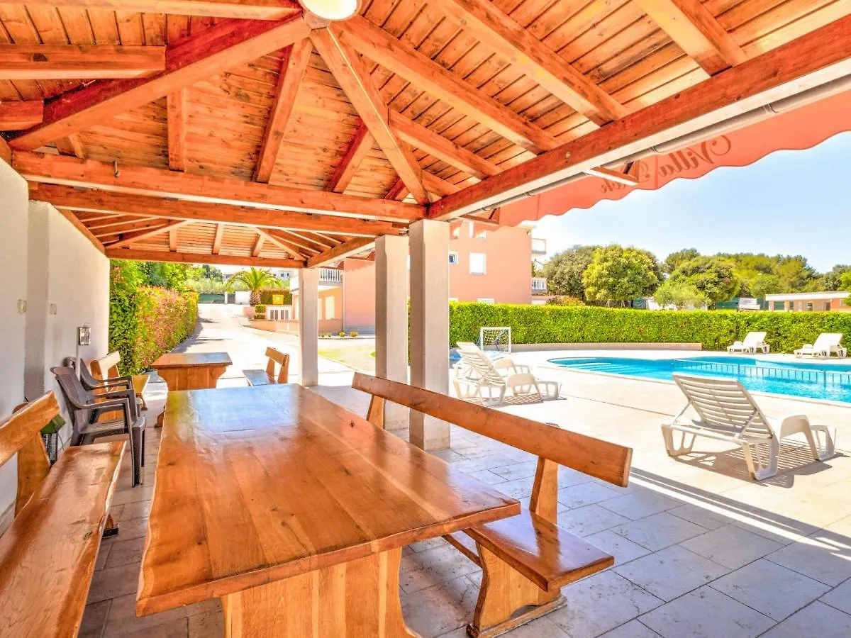 Beautiful Mobile Home In Banjole With Swimming Pool Kroatië