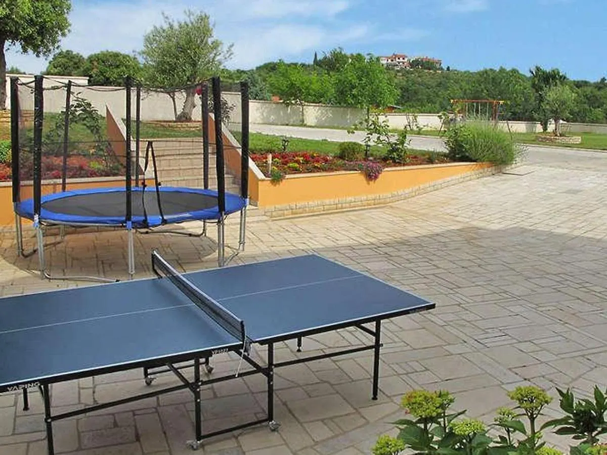 Beautiful Mobile Home In Banjole With Swimming Pool Kroatië
