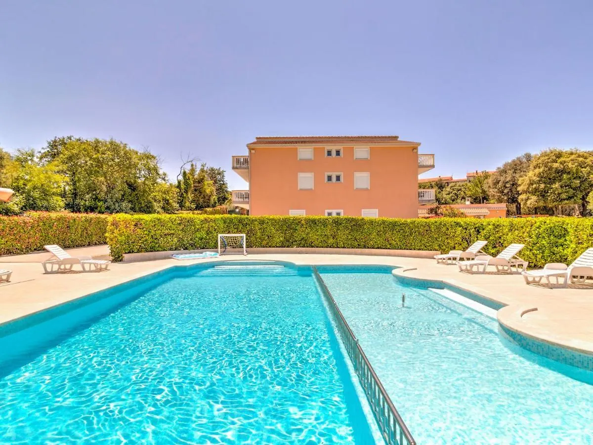 Vakantiehuis Beautiful Mobile Home In Banjole With Swimming Pool Kroatië